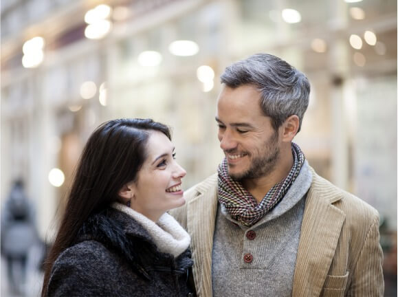 איש ואישה מסתכלים אחד על השני ומחייכים